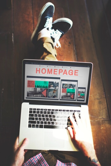 Homepage Design auf dem Laptop – moderne, kreative Webgestaltung Person betrachtet eine Homepage am Laptop – Fokus auf modernes Webdesign