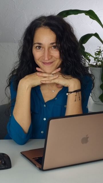 Sandra am Schreibtisch