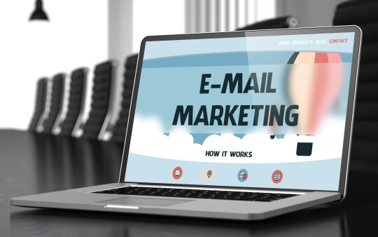 Headerbild E-Mail-Marketing_1_2 E-Mail-Marketing professionell aufgesetzt: Bildschirm zeigt digitale E-Mail-Kampagne